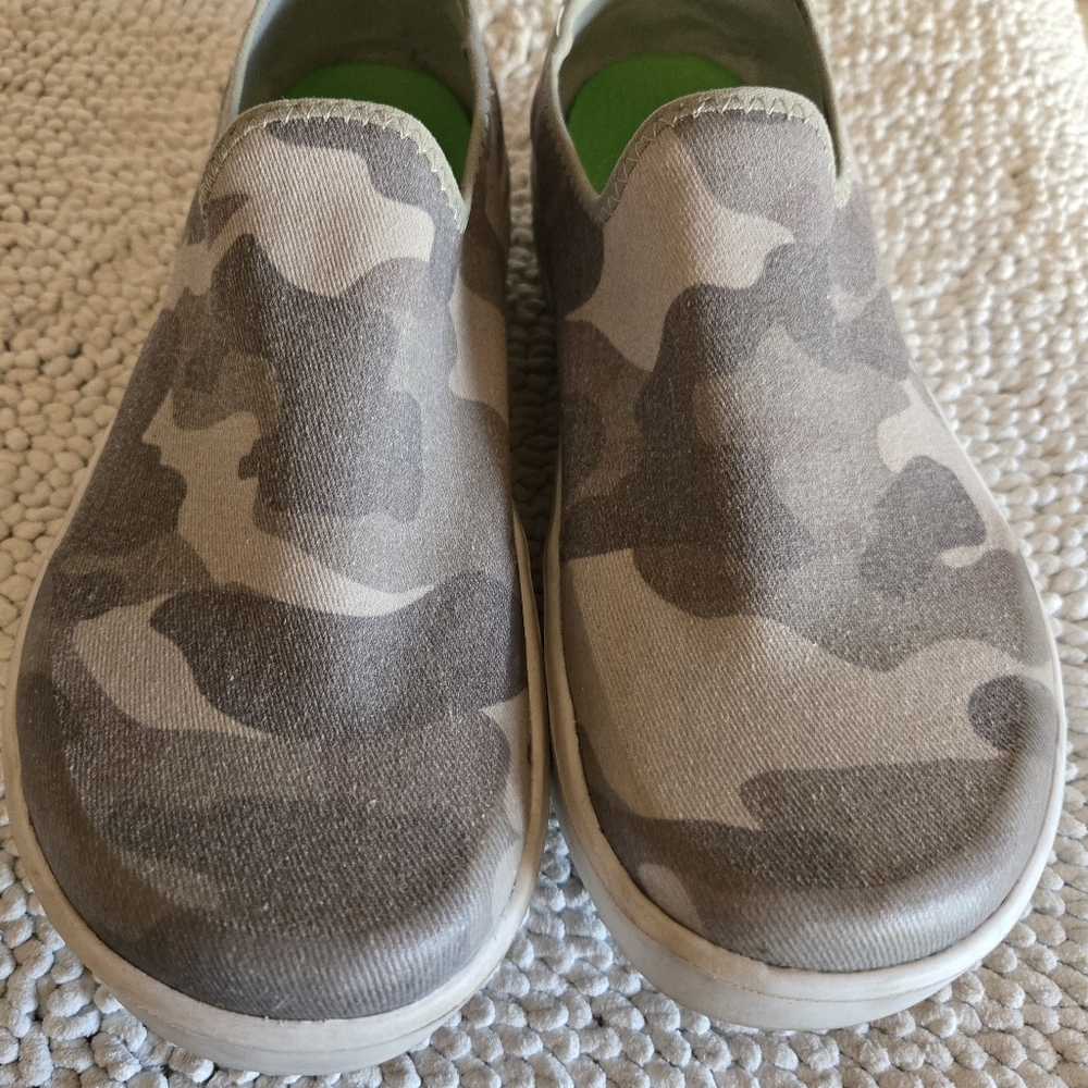 Oofos Womens Canvas Slip On Sneakers Sz 10 - Picture 2 of 11